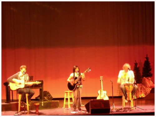 (Image: Chelsea and her Backup
Musicians)