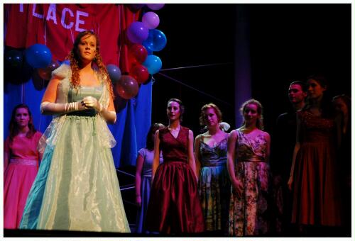 (Image: The Soloist Walks between two Rows of the Cast)